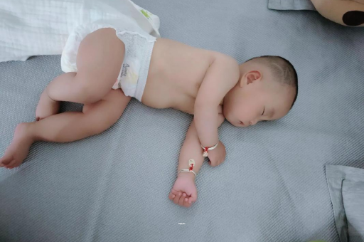 大兴安岭五个月宝宝拇指内扣 大兴安岭五个月宝宝拇指内扣